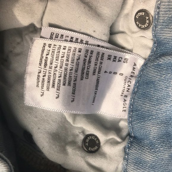 AMERICAN EAGLE Light Wash Curvy Hi Rise Shortie 0 - Picture 6 of 6